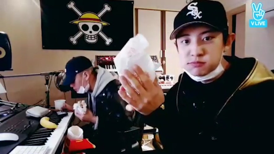 V LIVE - EXO 열이 먹는 것만 봐도 배부르다🍔🍟(Chanyeol’s Mokbang)