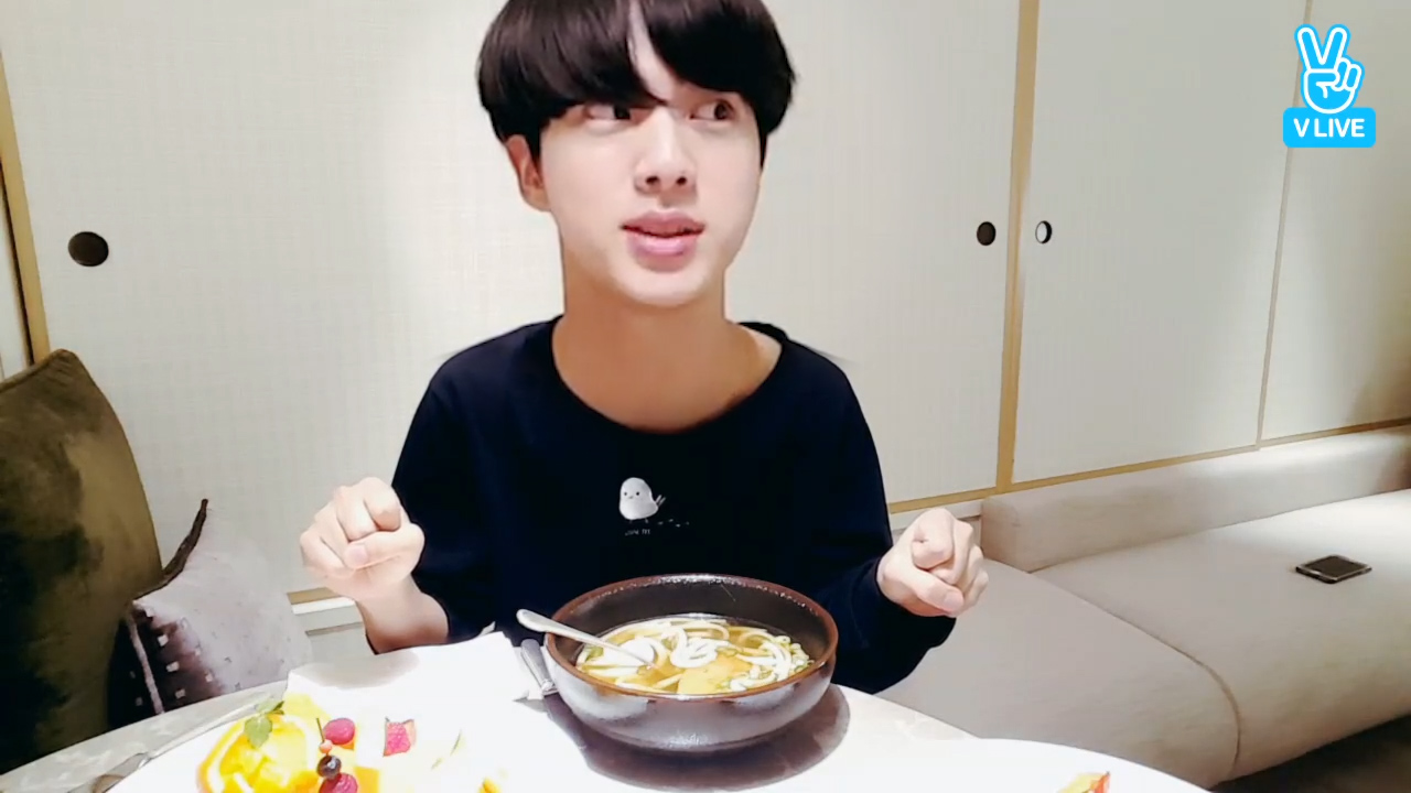 [BTS] 잇진의_쿄세라돔_입성_후기.bts (Jin talking about their dome concert in Osaka)
