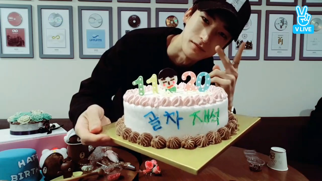 [Golden Child] 일사천리 금손 재석이의 자축 케이끄 만들기🎂 (JAE-SEOK making his birthday cake)