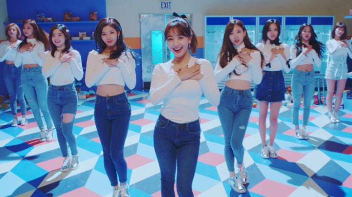 V Live Twice 트와이스 Heart Shaker M V