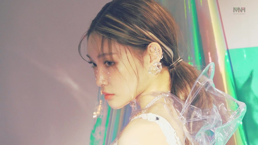 V LIVE - 청하 (CHUNGHA) - 'Blooming Blue' Making Film 1