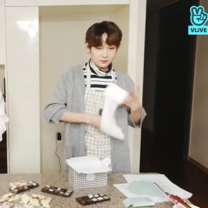 휴지로 초콜릿 포장하95 MOMENT