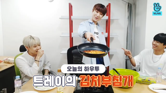 [V PICK! HOW TO in V] 트레이의 김치부침개🍳 (HOW TO MAKE TREI’s Kimchi Pancake)