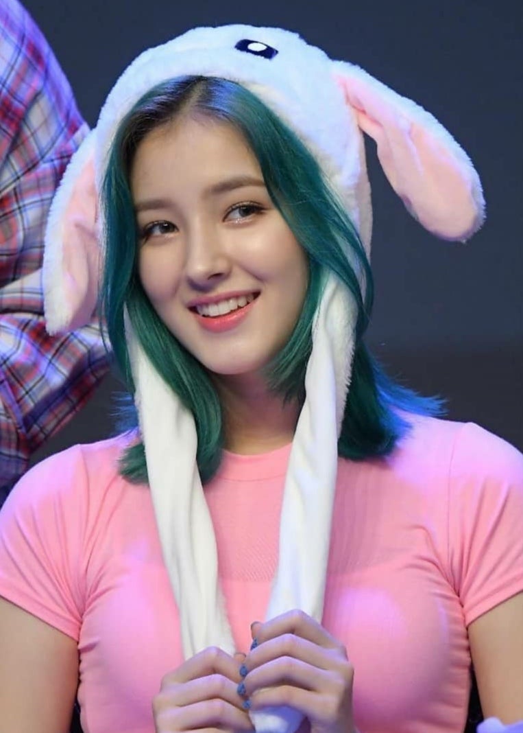 V Live Bathe in my perfume quick shower won't take too long i'll be done, just sing this song. v live