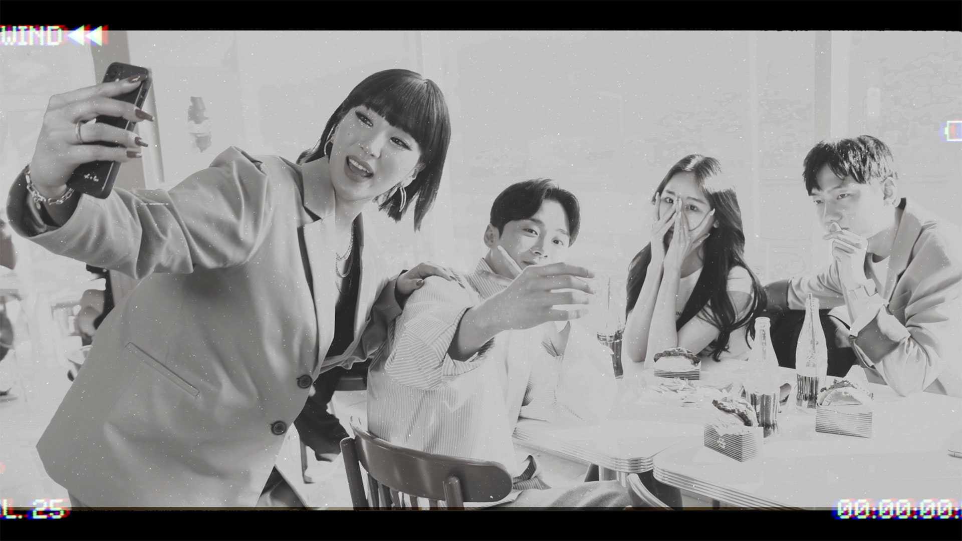 자이언트핑크 '어때 (Come Closer) (Feat. Woody)' MV (One Take Ver.)