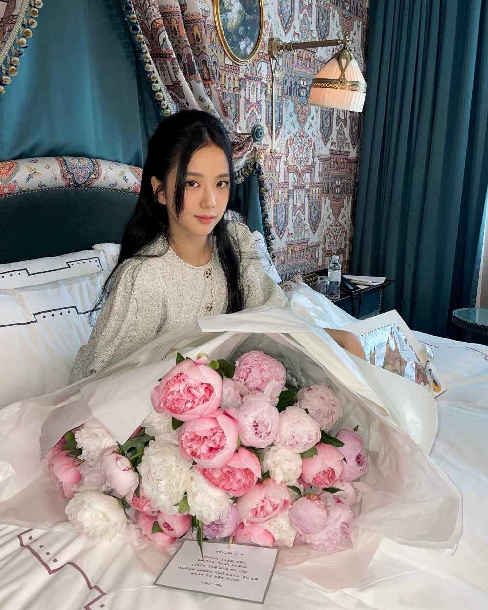 to "visually shock", but the luxurious room and the peony flower